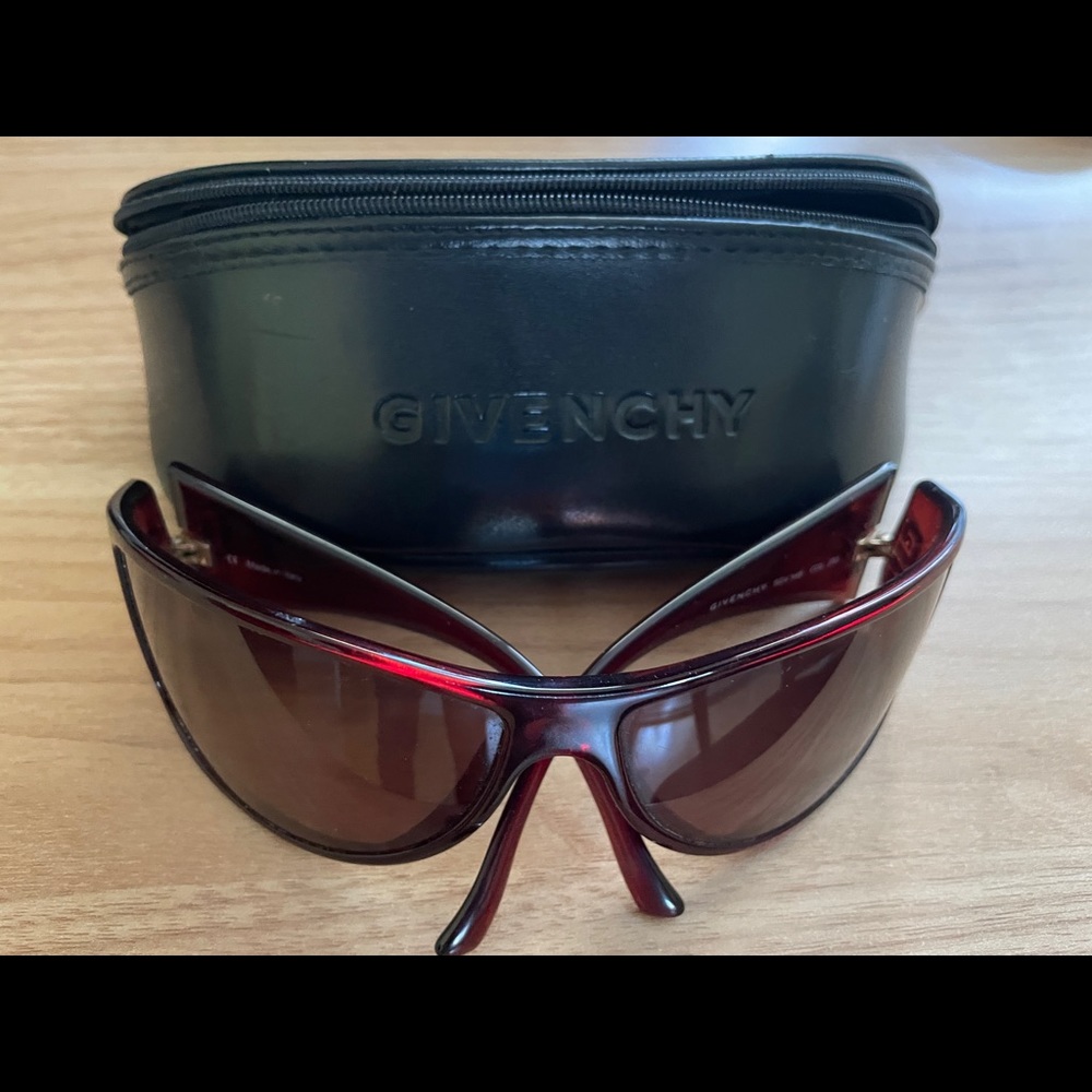 Givechy Women’s sunglasses SGV 546